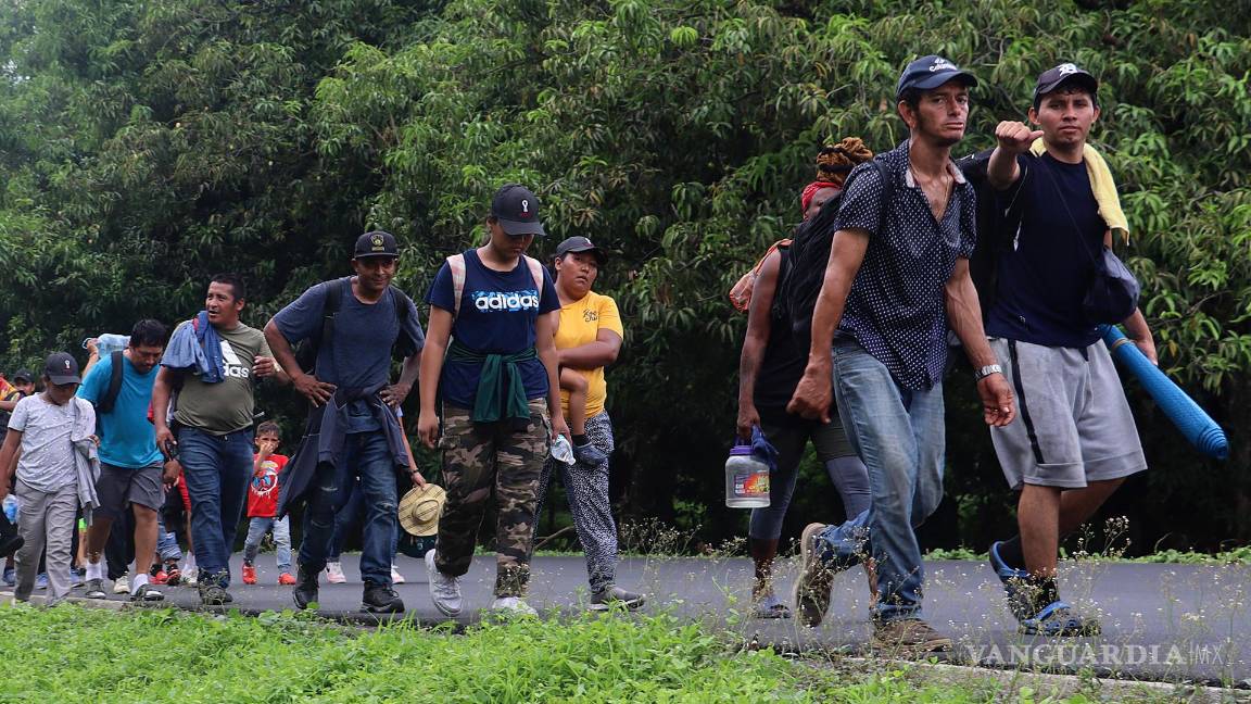 $!Migrantes caminan en caravana por una avenida, este sábado en el municipio de Huixtla en Chiapas (México).