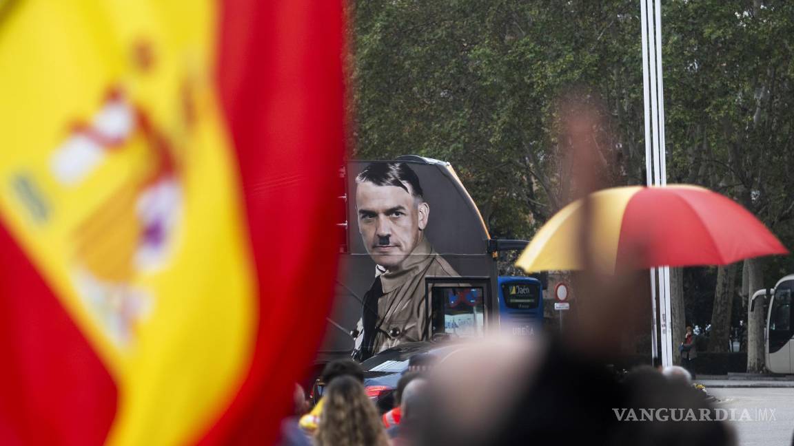 $!Un autobús con un fotomontaje del presidente del Gobierno en funciones, Pedro Sánchez, en los alrededores del Congreso de los Diputados en Madrid.