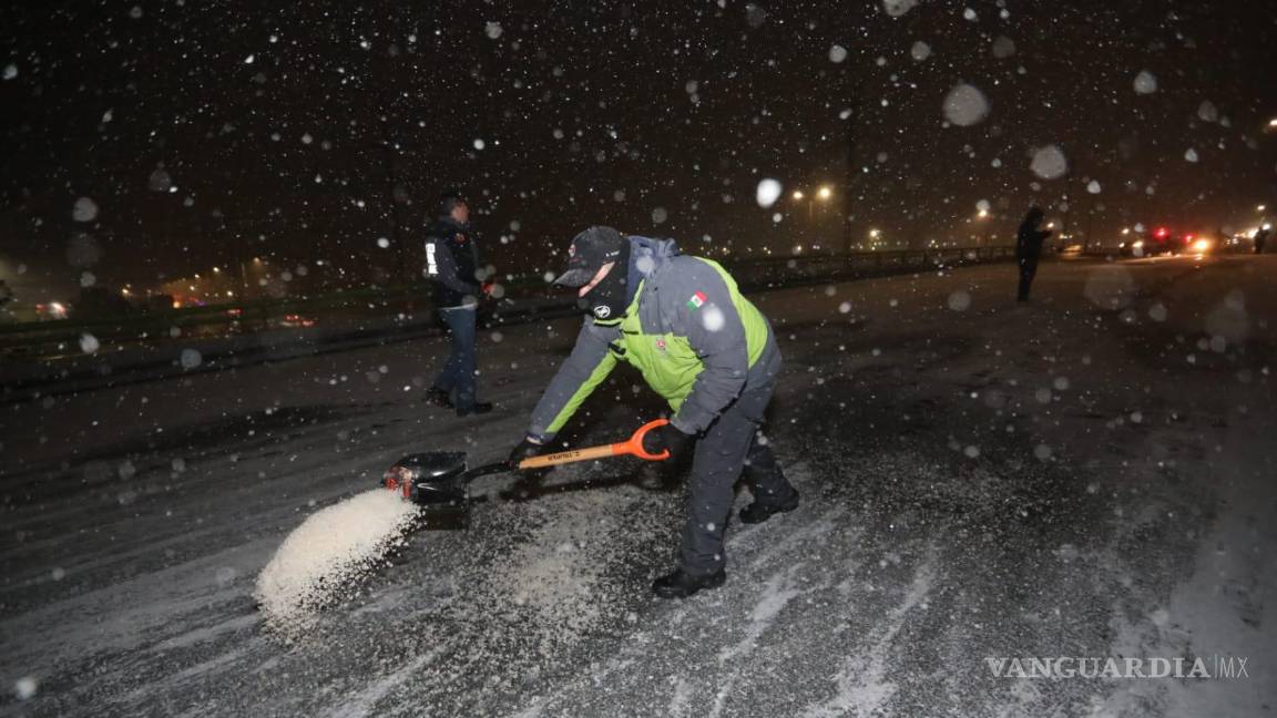 $!Personal de Protección Civil esparciendo sal para evitar accidentes.
