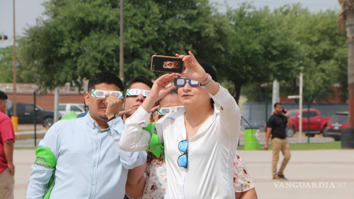 Con festivales y música, cientos de familias se dieron cita para observar el eclipse de sol en Acuña