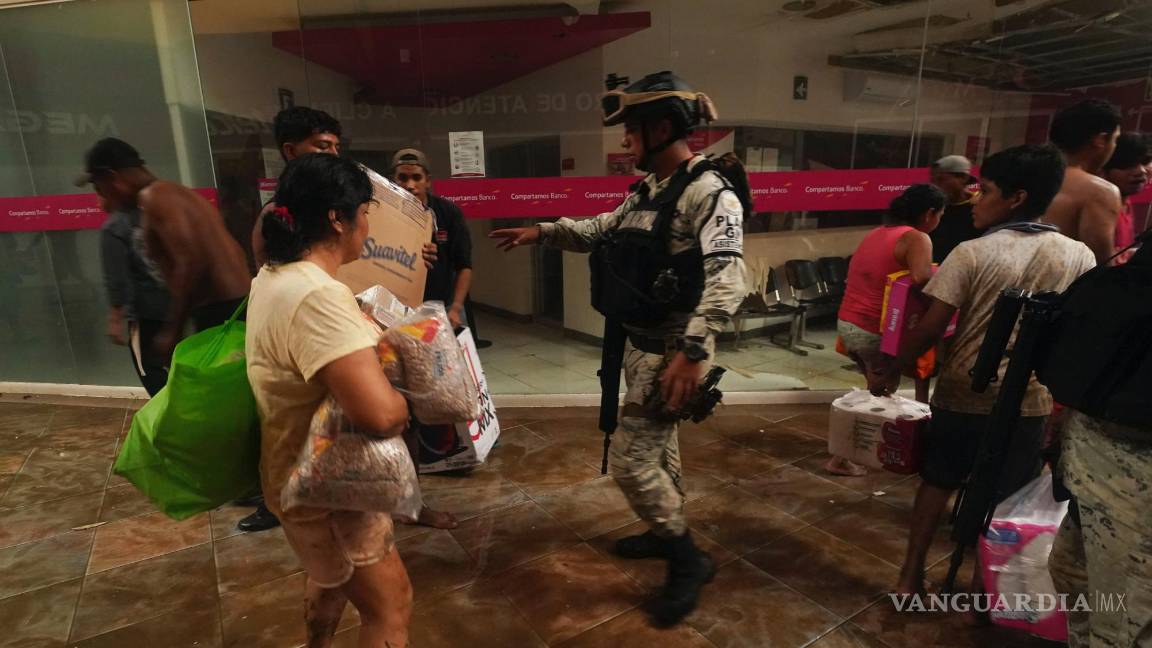 $!Un soldado de la Guardia Nacional mexicana intenta detener los saqueos en un centro comercial después de que el huracán Otis arrasara Acapulco, Guerrero.