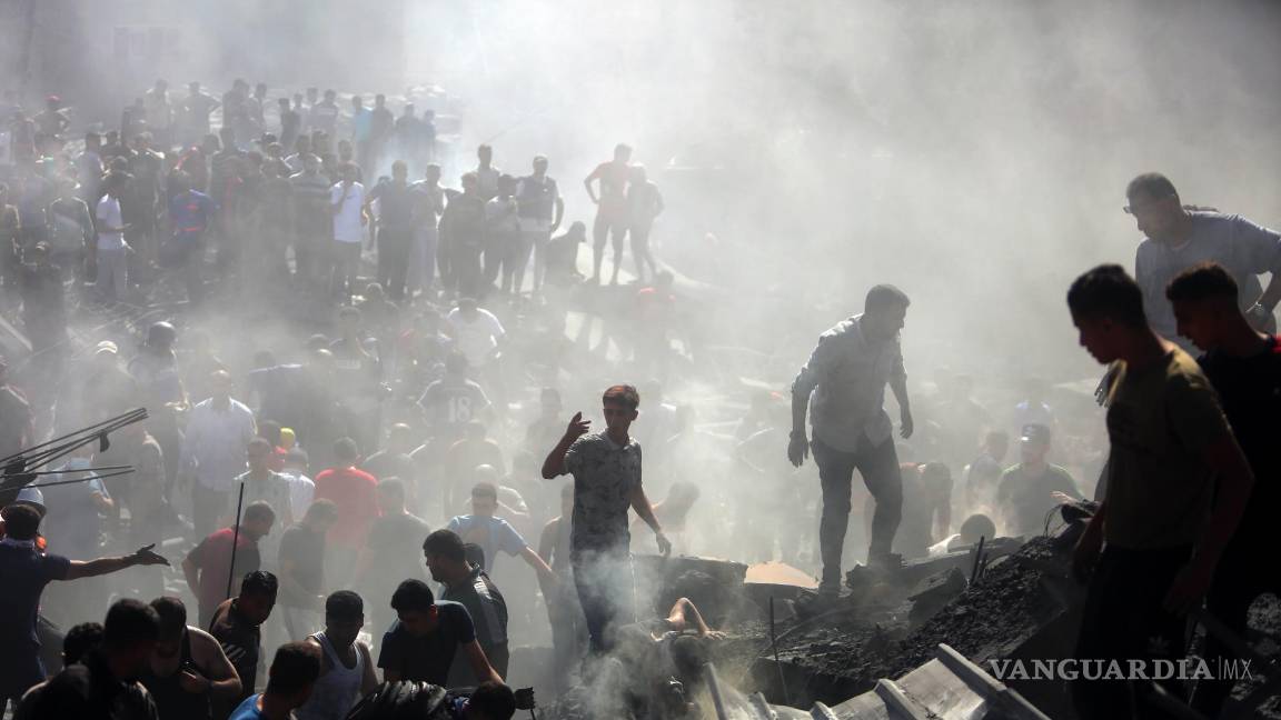 $!Palestinos inspeccionan los escombros de viviendas destruidas tras ataques aéreos israelíes sobre la localidad Jan Yunis, en el sur de la Franja de Gaza.