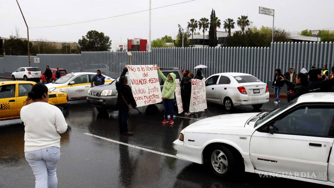 $!Una de las protestas se dio frente a las instalaciones del Poder Judicial federal en Saltillo.