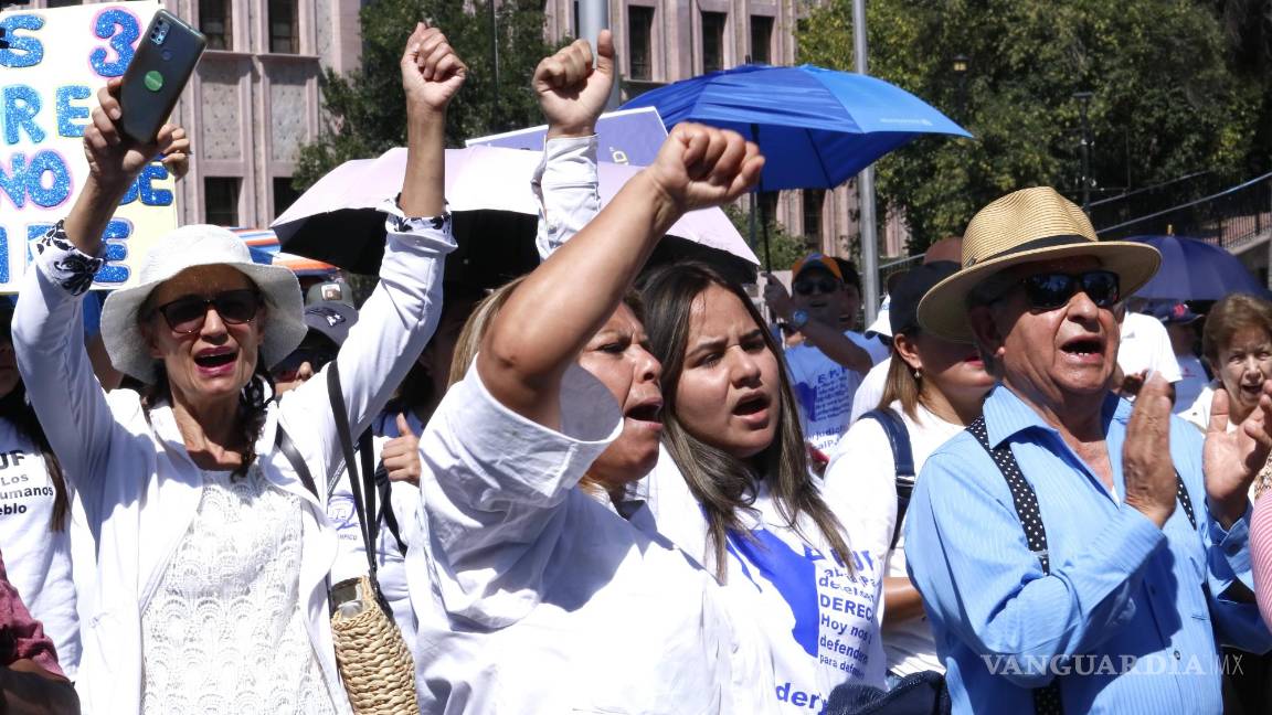 $!Dirigentes sindicales y trabajadores se prepararon para manifestarse en el Congreso de la Unión contra la desaparición de fideicomisos.