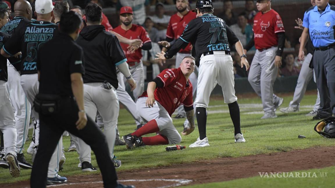 $!Los jugadores rápidamente se reunieron en el diamante, incluyendo a los del bullpen.