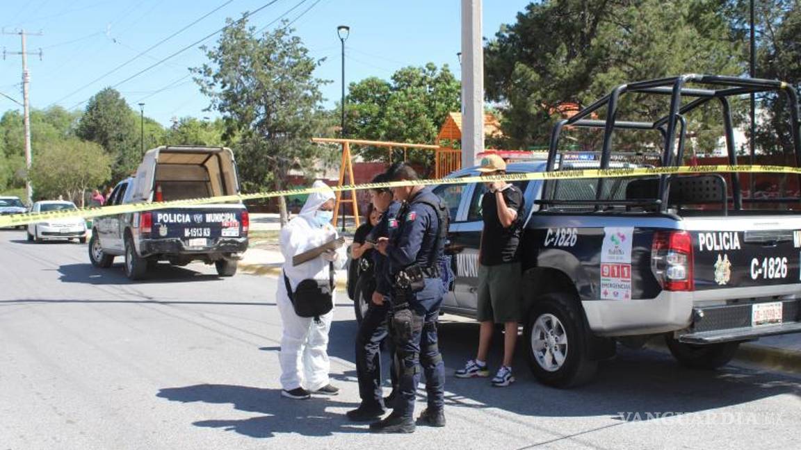$!Personal de servicios periciales recolecto evidencia en el interior de la vivienda donde ocurrió el lamentable suceso.
