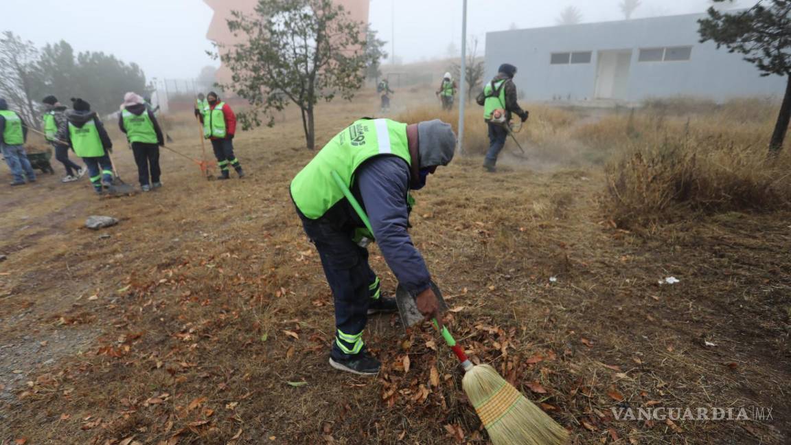 $!Un ejército de trabajadores de Servicios Públicos del Municipio dejó en óptimas condiciones la Casa de los Adolescentes.