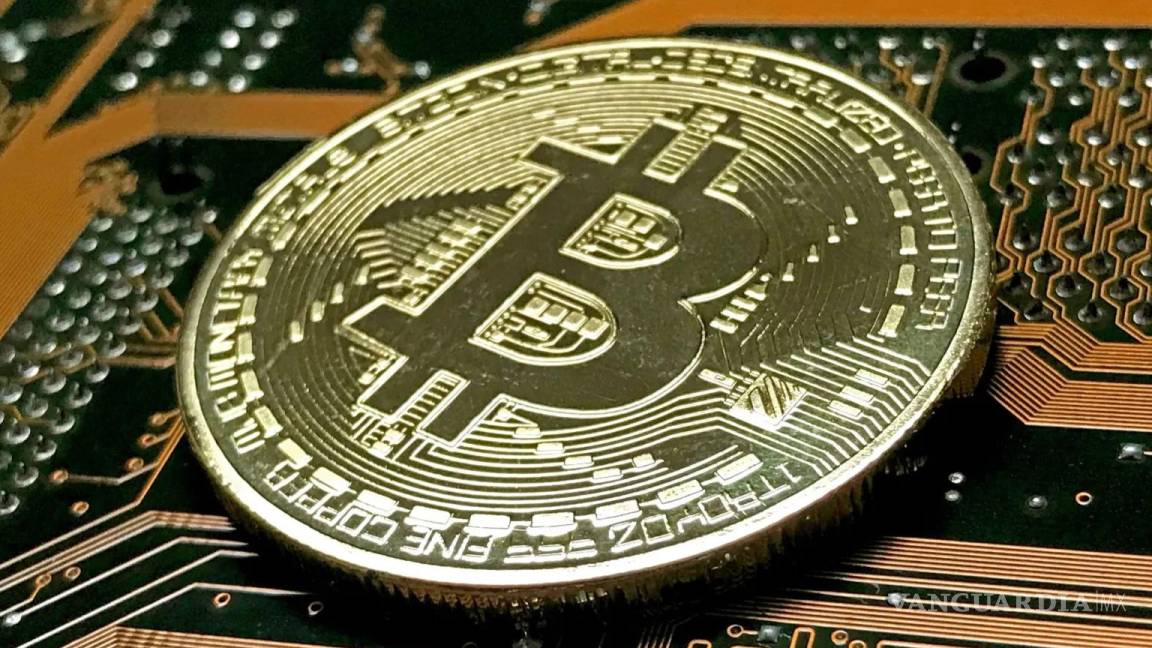 Miedo a una recesión en EU, golpea al bitcoin que se desploma cerca del 10 % hasta el entorno de los 53,000 dólares