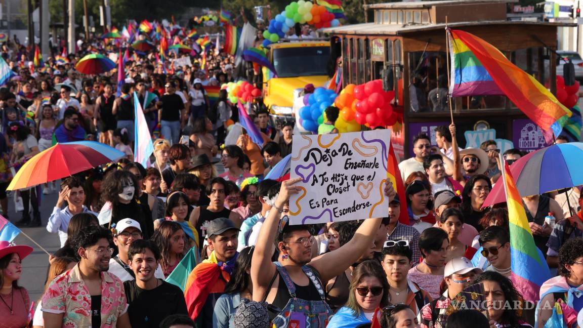 $!Durante la edición 2025 de la marcha del Orgullo en Saltillo, la comunidad LGBTTTIQ+ reconoció la trayectoria de Homero Craig con un emotivo homenaje en Plaza de Armas.