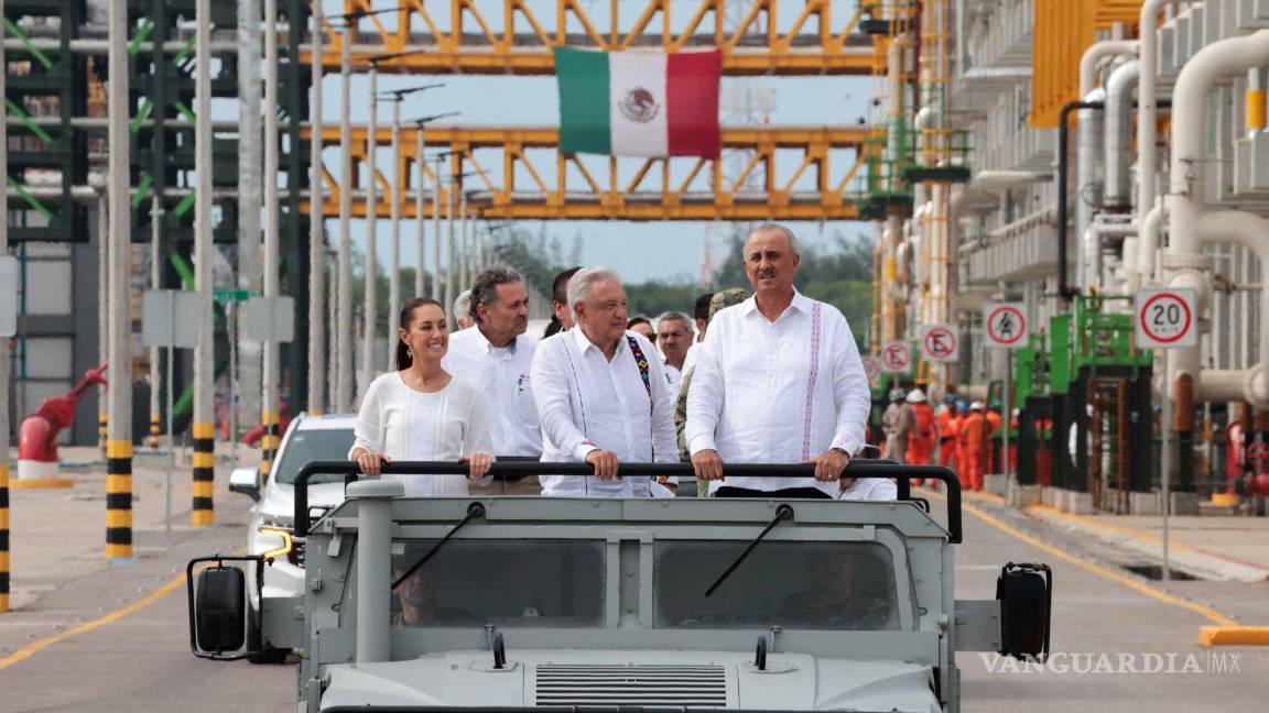 $!AMLO y Claudia Sheinbaum Pardo, virtual presidenta electa encabezaron el inicio de producción de la refinería Dos Bocas “Olmeca”.