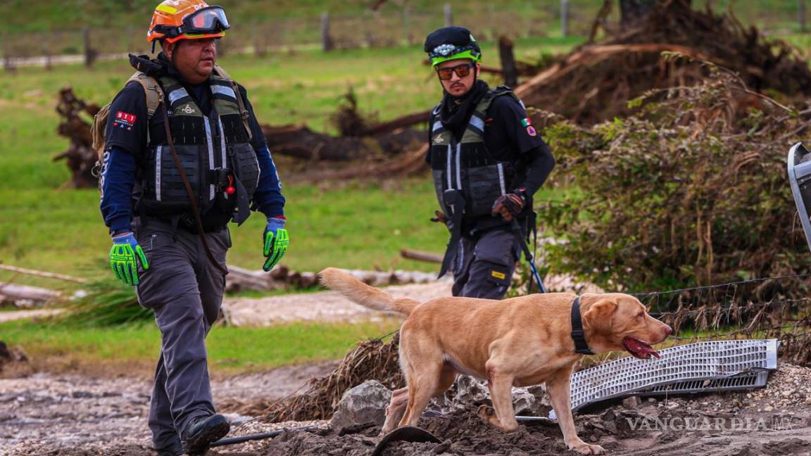 Elementos de Protección Civil de Nuevo León buscan a víctimas de inundaciones en Texas