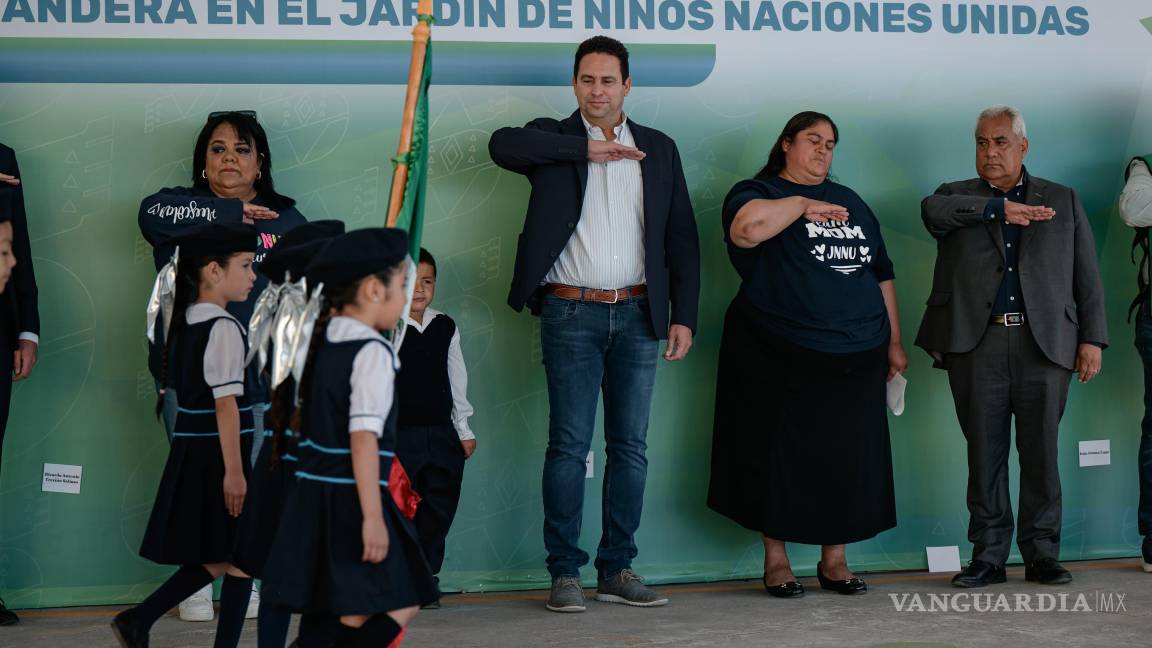 Encabeza Alcalde de Saltillo honores a la bandera en jardín de niños de San Nicolás de los Berros