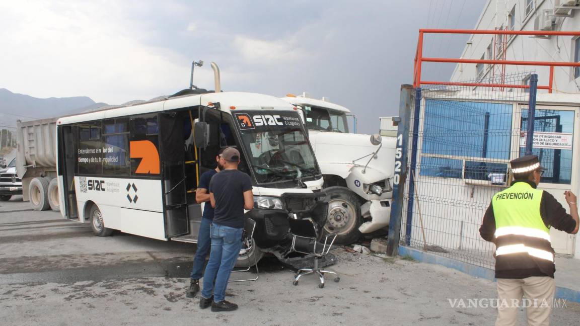 Choque entre tráiler y microbús deja cuatro heridos en Arteaga