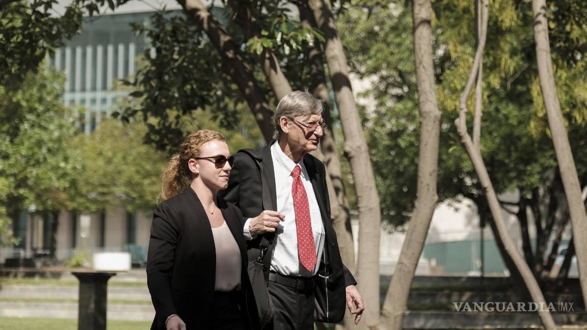 $!El economista Hal Varian (d) llega al Tribunal Federal E. Barrett Prettyman en Washington.