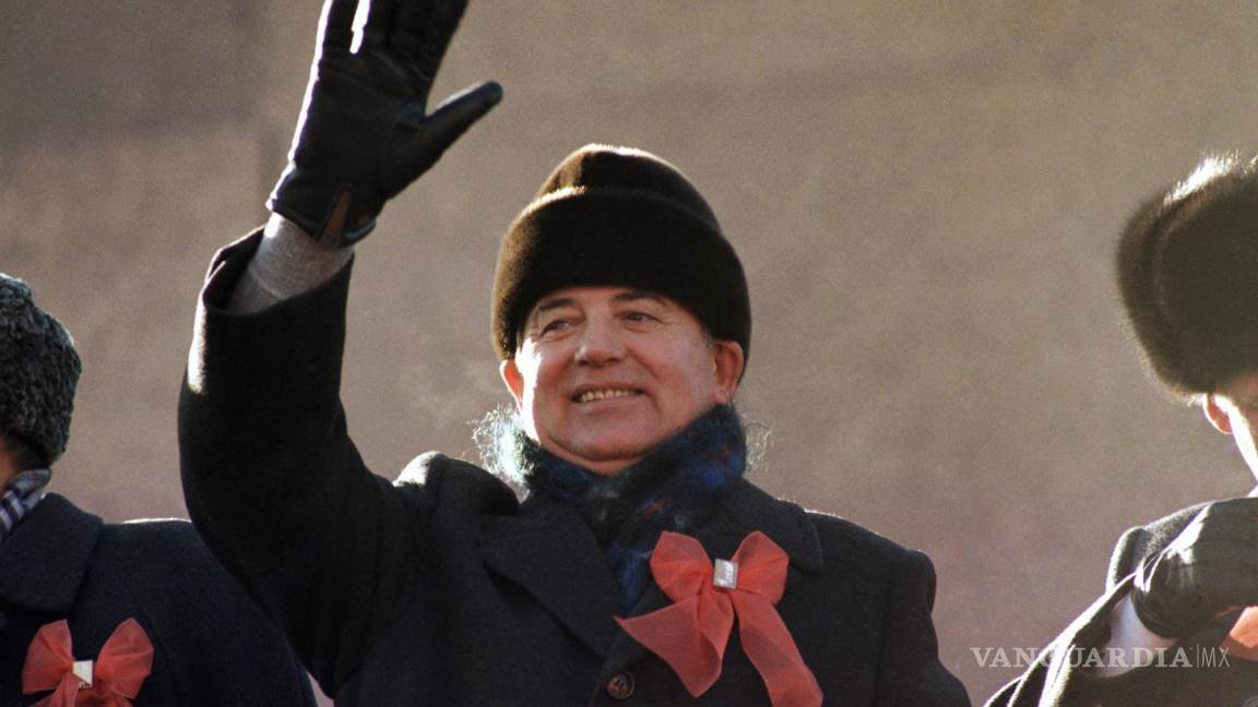 $!El gobernante soviético Mijaíl Gorbachov en el Mausoleo a Lenin durante un desfile por el 70mo aniversario de la Revolución Rusa, en la Plaza Roja de Moscú.
