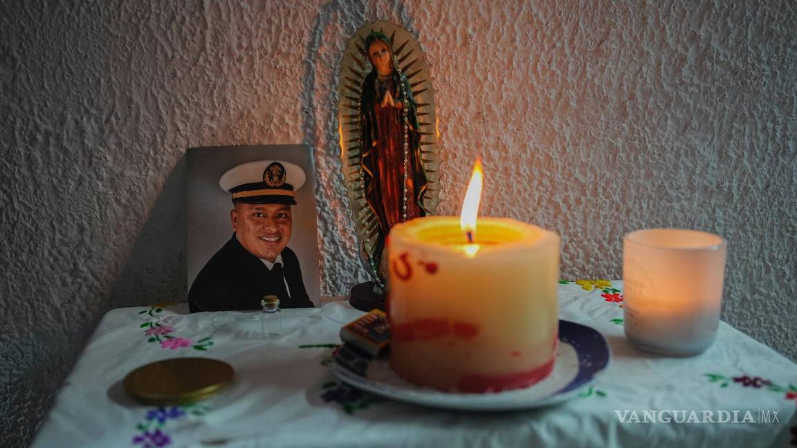 $!Una foto de Arturo Zacarías Meza, tripulante del buque mercante Galaxy Leader, colocada junto a una vela y una imagen de la Virgen de Guadalupe en su casa.