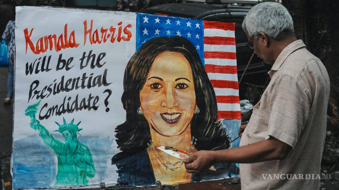 $!El profesor de arte indio Prithvi Raj Kambli, a la vicepresidenta Kamala Harris, en Mumbai, India.