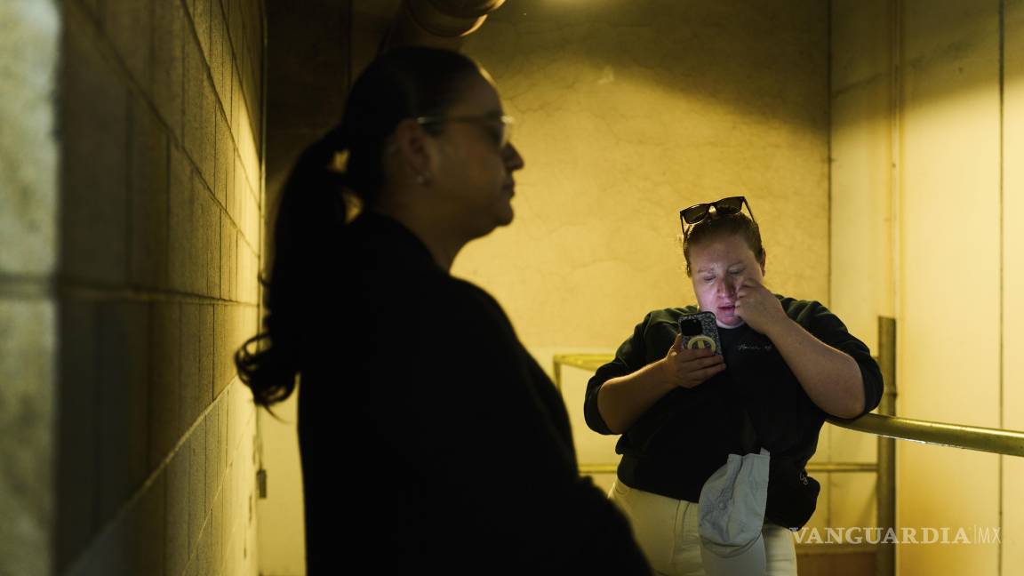 $!La ciudadana de Estados Unidos Christina Jimenez (d) espera a recibir noticias sobre su padrastro, originario de Guatemala, que fue detenido por agentes federales.