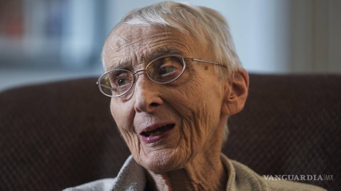 $!La hermana Pat Murphy, de 95 años, monja de las Hermanas de la Misericordia, habla sobre su tiempo ayudando a familias inmigrantes en Alsip, Illinois.