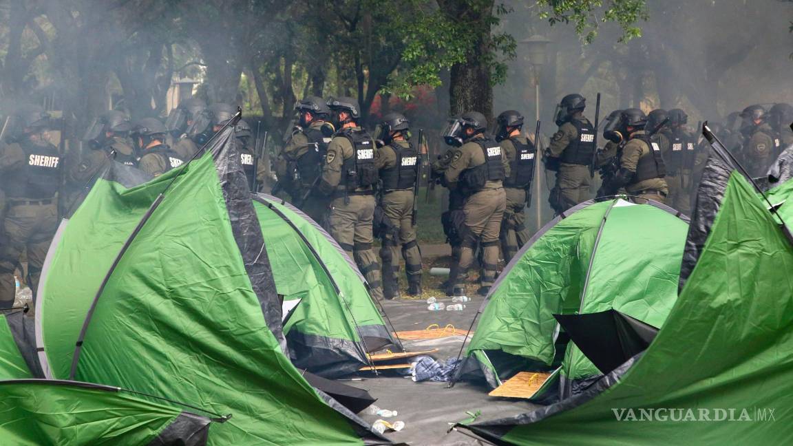 $!Law enforcement officers clear an area they deemed an unlawful assembly where pro-Palestinian protesters congregated at MLK Plaza at the University of South Florida, Tuesday, April 30, 2024, in Tampa, Fla. ( via AP)