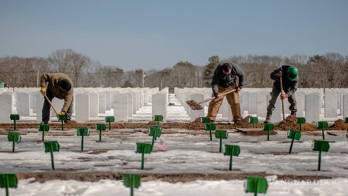 $!Trabajadores en el Cementerio Nacional de Calverton, donde los entierros se duplicaron en el punto álgido de la pandemia de coronavirus.