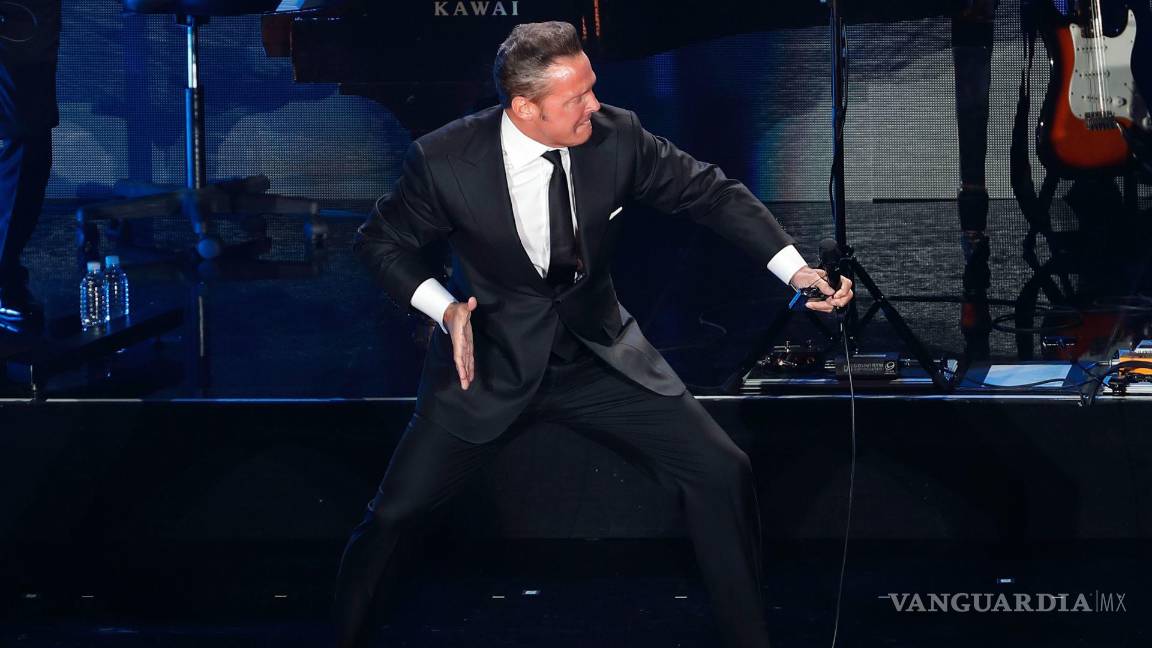 $!Imagen del 21 de febrero de 2018. El cantante mexicano Luis Miguel durante su presentación en el Auditorio Nacional.