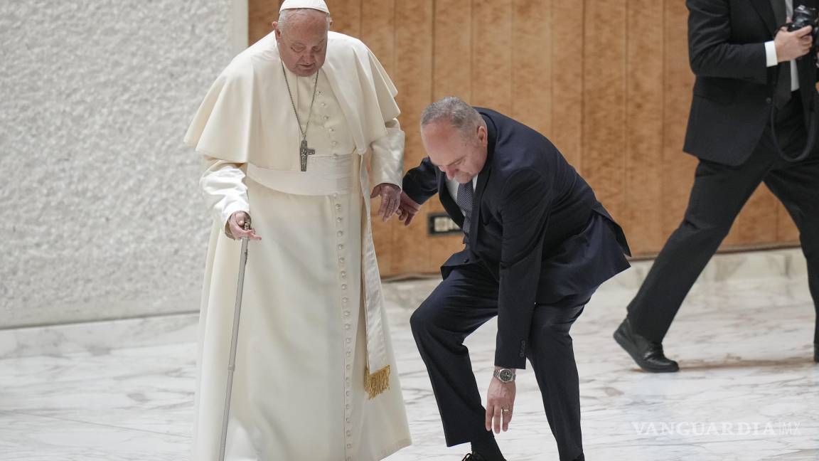 Tras romperse su bastón, el papa Francisco tropieza al entrar a un acto del Jubileo en el Vaticano