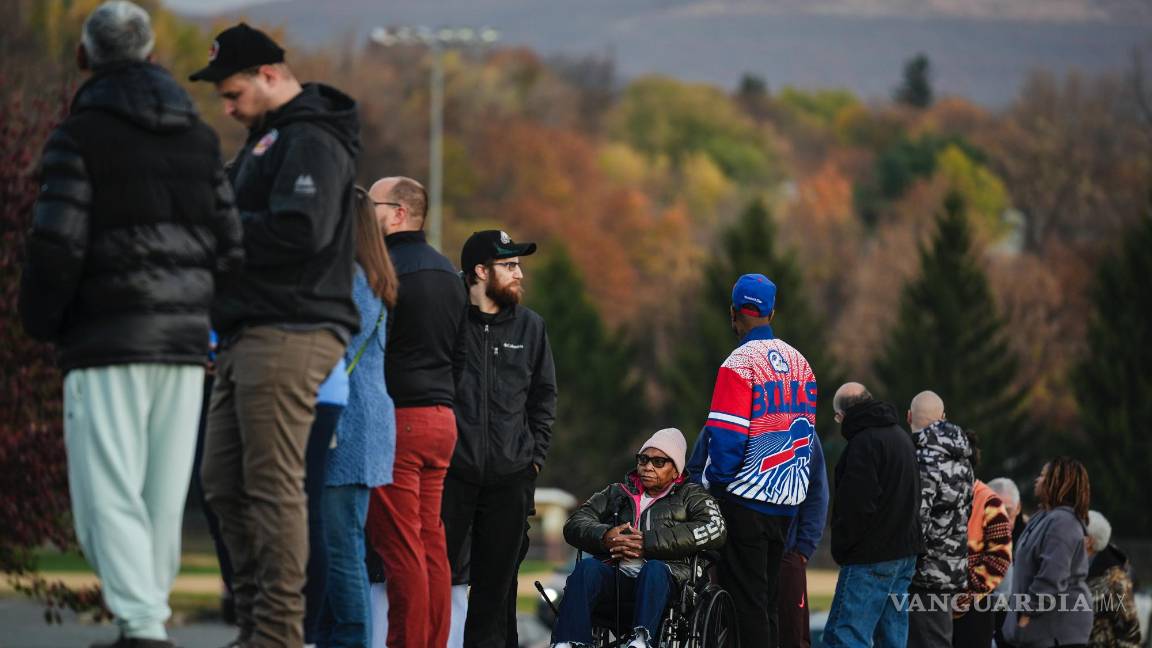 $!Liza Fortt, de 74 años, en el centro, espera en la fila para emitir su voto a Kamala Harris, en su lugar de votación en Scranton High School en Scranton, Pensilvania.