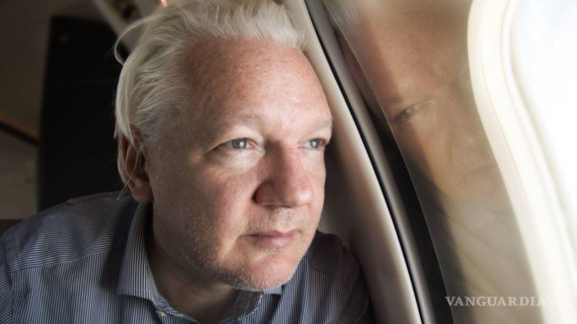 Assange paga 500 mil dólares por un vuelo a una isla remota para evitar pisar territorio continental de EU