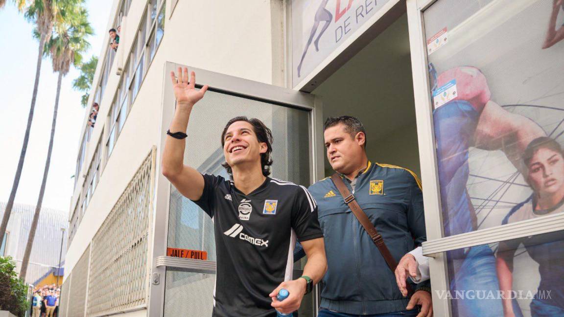 Reciben como ‘rockstar’ a Diego Lainez en su llegada a Tigres