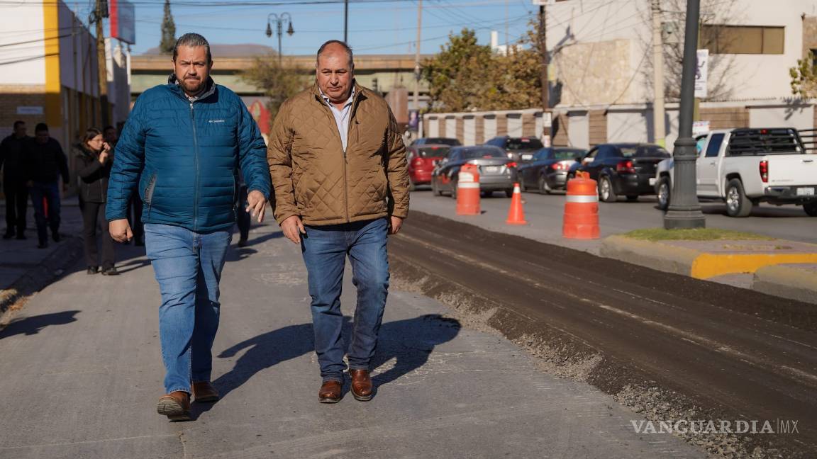 $!El programa Ola Verde trabaja en la limpieza y mantenimiento de plazas, camellones y áreas verdes, mejorando la imagen urbana y fomentando el cuidado de los espacios públicos en Ramos Arizpe.
