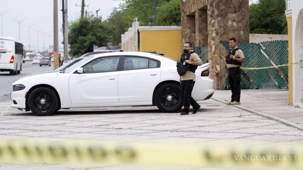 $!Se descartó que la joven se subiera al vehículo blanco que se detiene al filo de las 5:46 de la mañana del 9 de abril