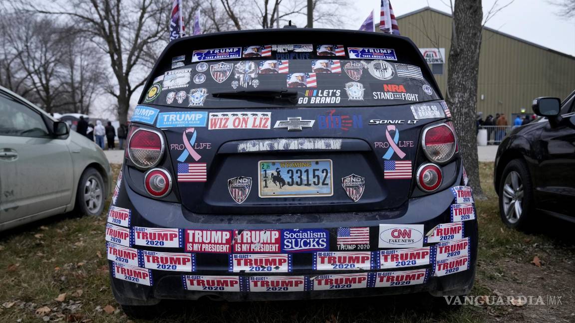$!Un automóvil se encuentra en el estacionamiento afuera de un mitin de compromiso del expresidente Donald Trump en Mason City, Iowa.