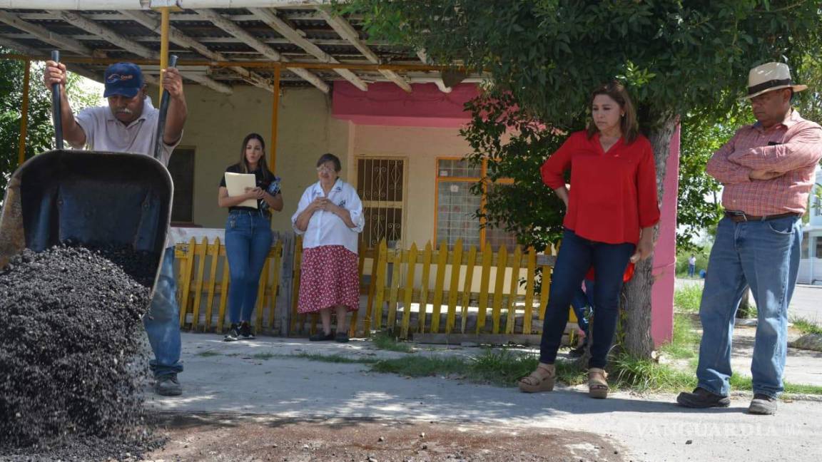 $!La alcaldesa de Sabinas estuvo supervisando los trabajos del programa permanente de bacheo.