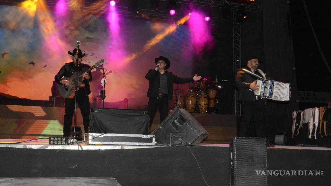 $!Los fans de Duelo pudieron corear los grandes éxitos de la agrupación lidera por Óscar Iván Treviño.