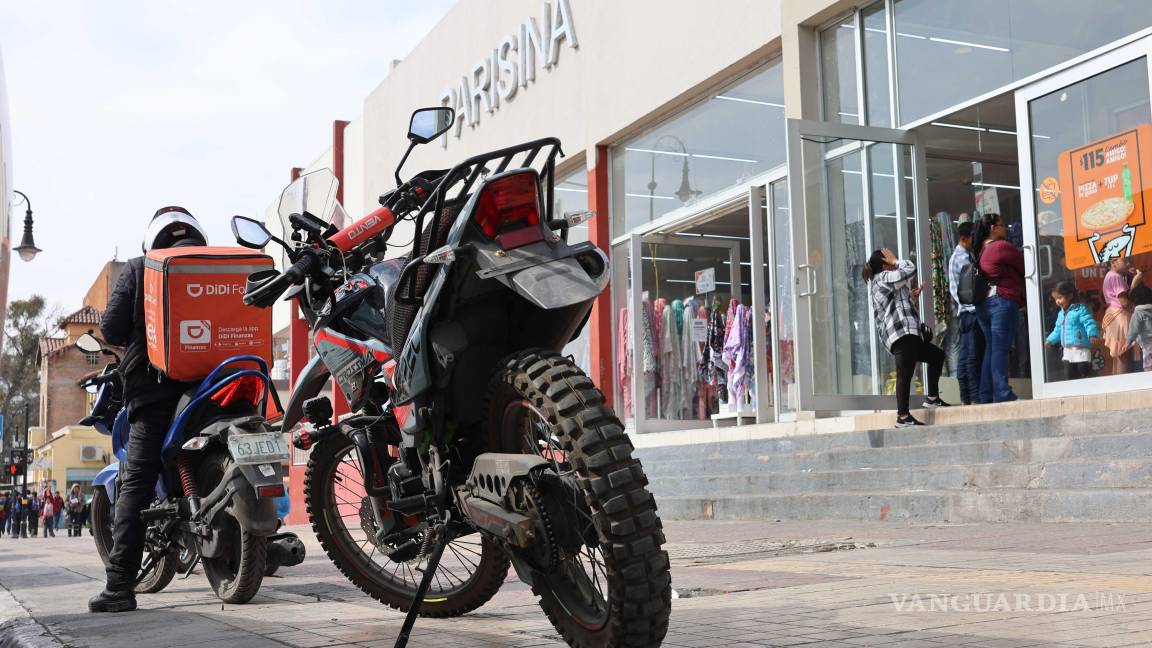 $!Los repartidores invaden con sus motocicletas la banqueta; nadie los retira.