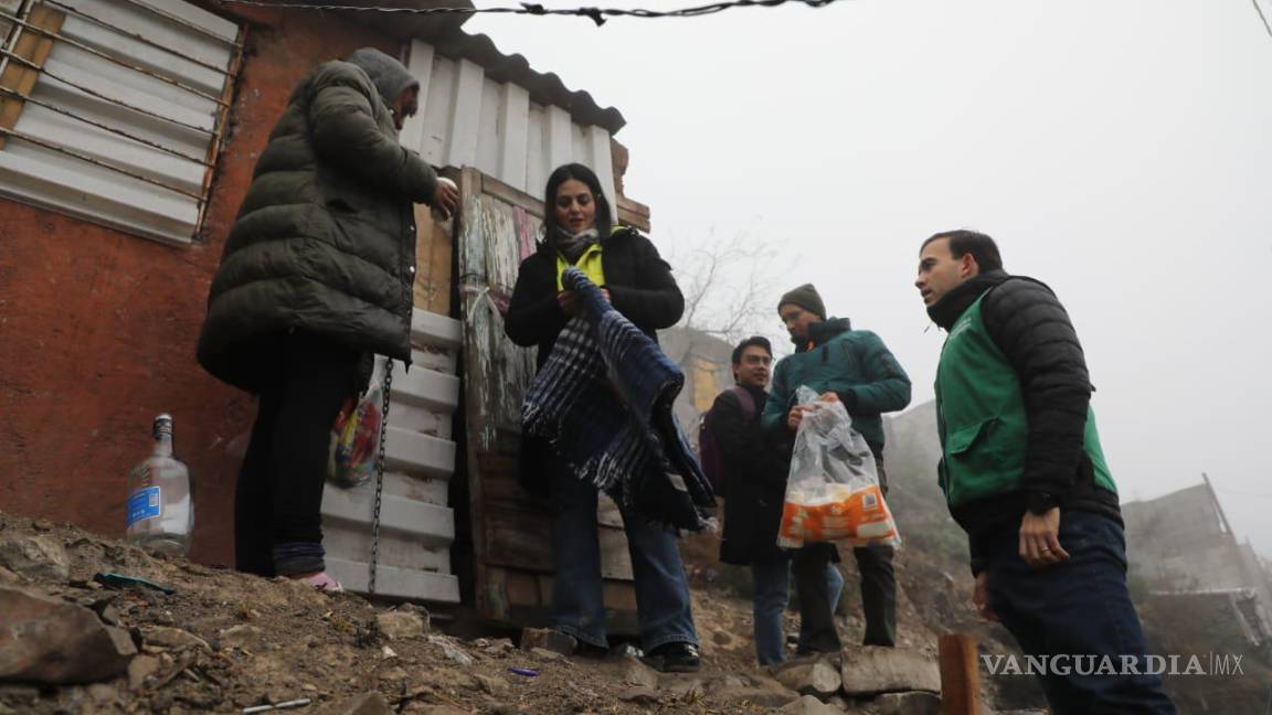 $!Vecinos de la colonia Héroe de Nacozari se vieron beneficiados con el reparto de cobertores.