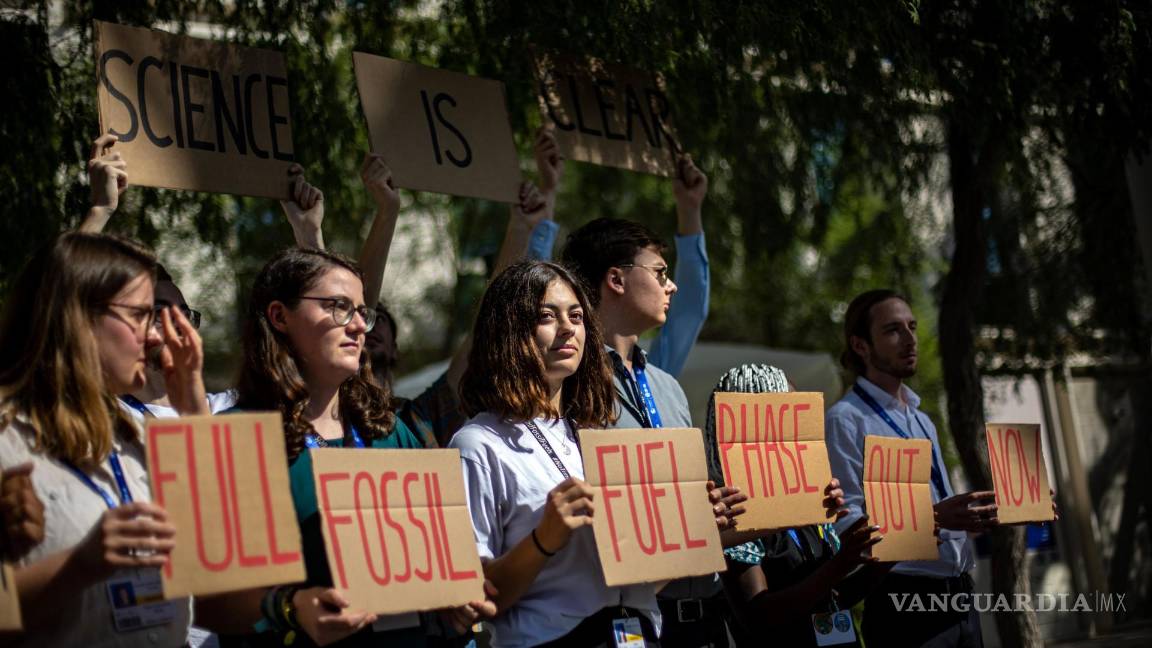 $!Miembros de Fridays For Future Alemania protestan en Expo City Dubai, sede de la Conferencia de las Naciones Unidas sobre el Cambio Climático en Dubai.