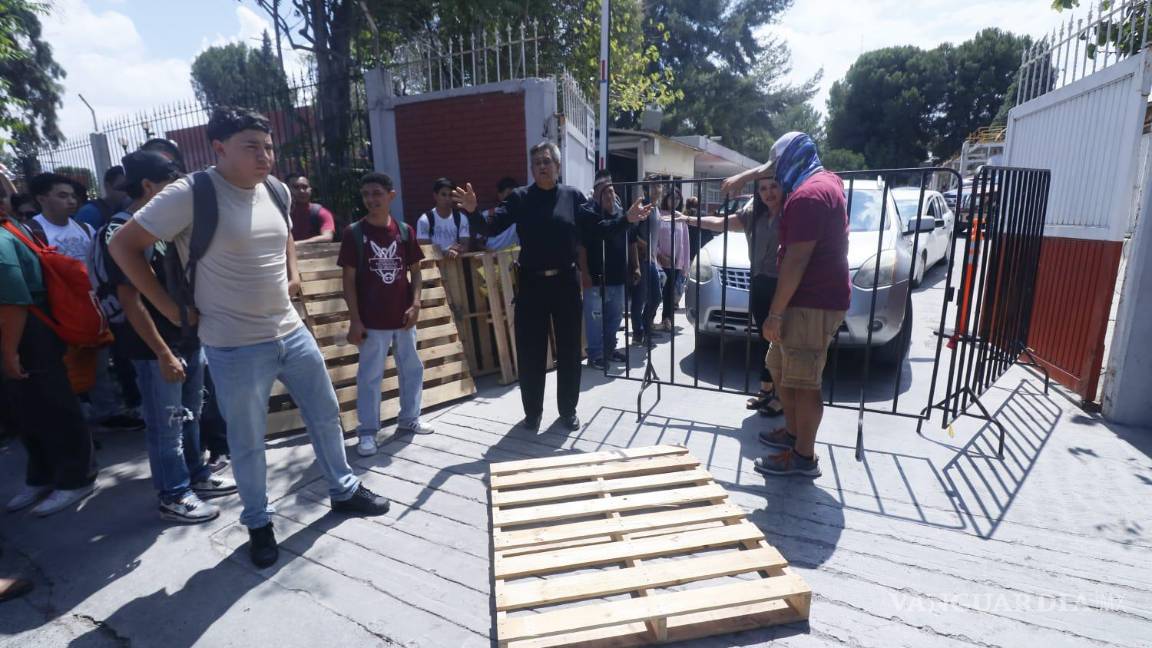 $!El cierre de la avenida Venustiano Carranza entre avenida Universidad y la calle Reynosa provoca problemas de tráfico en la zona.