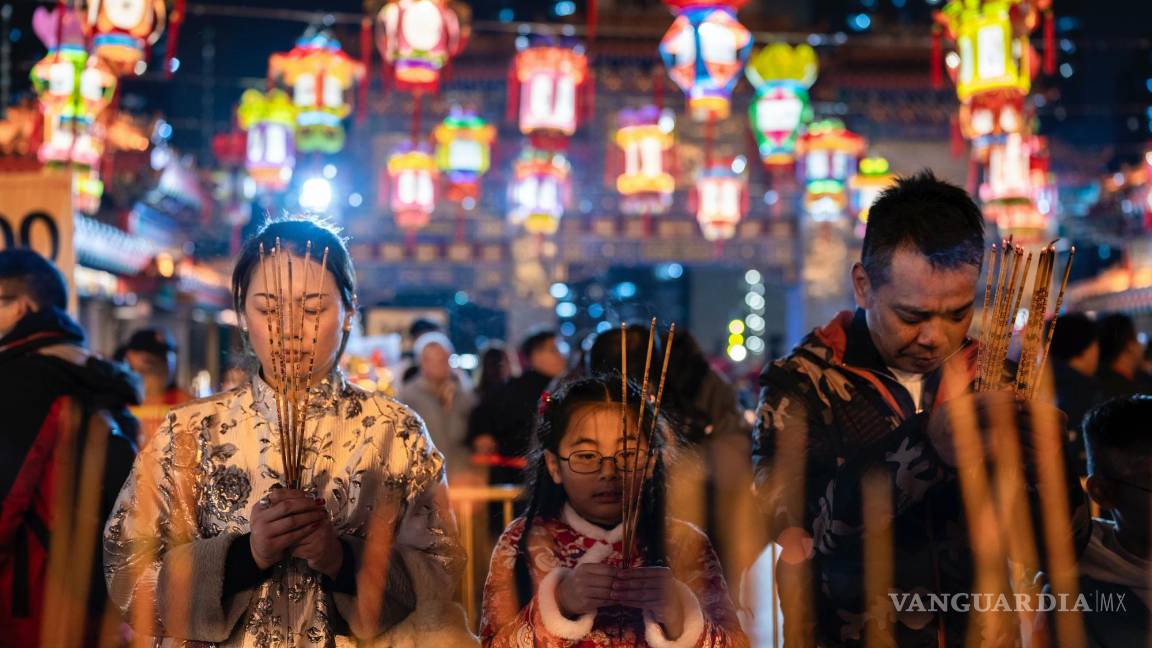 $!Fieles rezan mientras encienden varas de incienso en un templo para recibir el Año Nuevo Lunar, en Hong Kong.