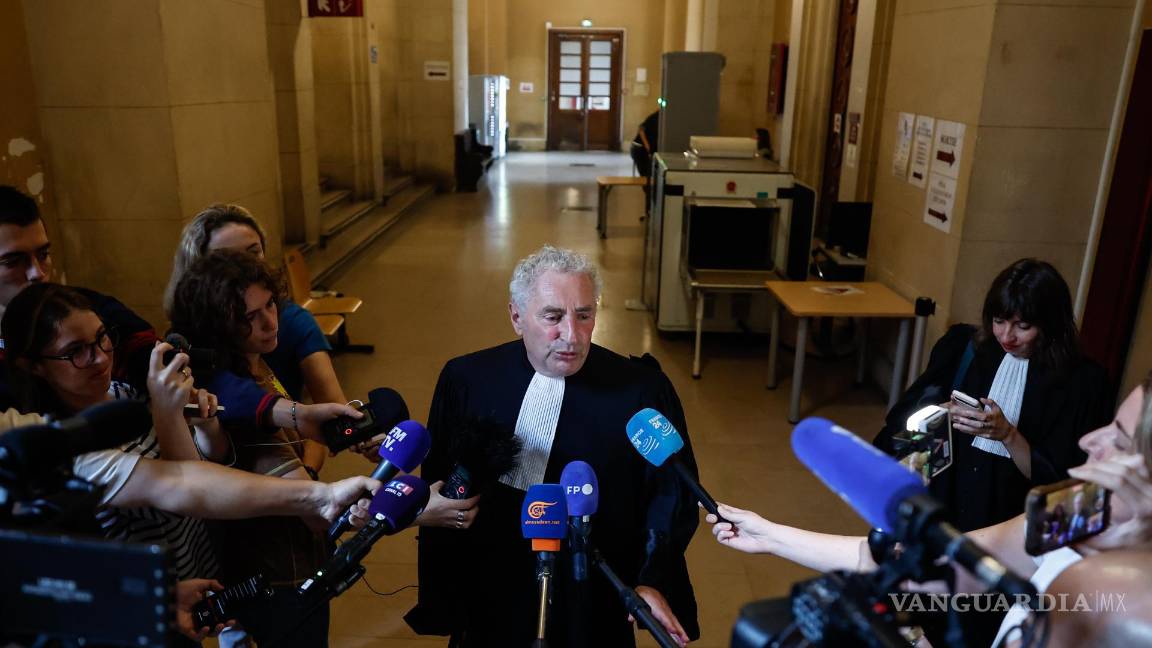 $!El abogado del libanés George Abdallah, Jean-Louis Chalanset (C), habla con la prensa después de asistir al Tribunal de Apelaciones de París en París, Francia.