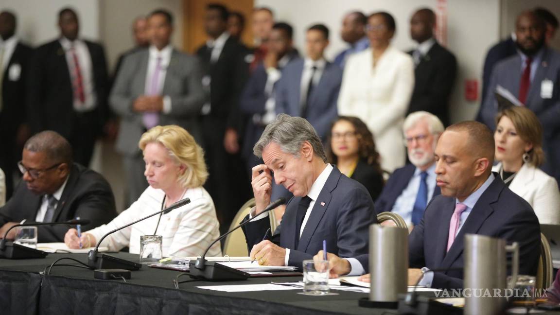 $!El secretario de Estado estadounidense, Antony Blinken (c) junto a la embajadora de EU en Guyana, Sarah Ann Lynch (2-i) en Puerto España, Trinidad y Tobago.