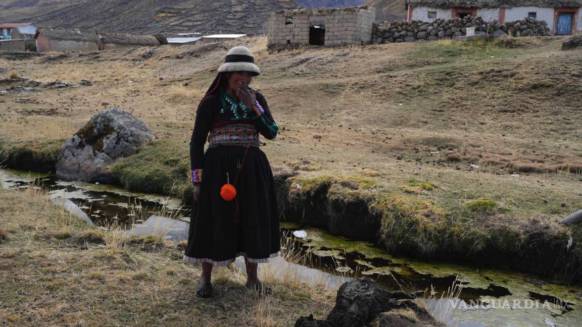 $!Una mujer se para cerca de un manantial junto a una oveja muerta en la comunidad de Cconchaccota en la región de Apurímac en Perú.