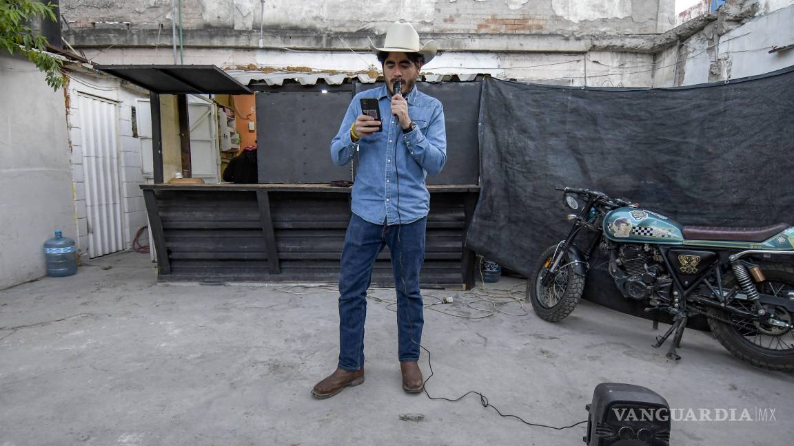 $!La velada en Cobalto Coffee se convierte en un espacio de expresión libre donde los participantes comparten sus versos sin restricciones formales, permitiendo que la poesía fluya de manera orgánica.