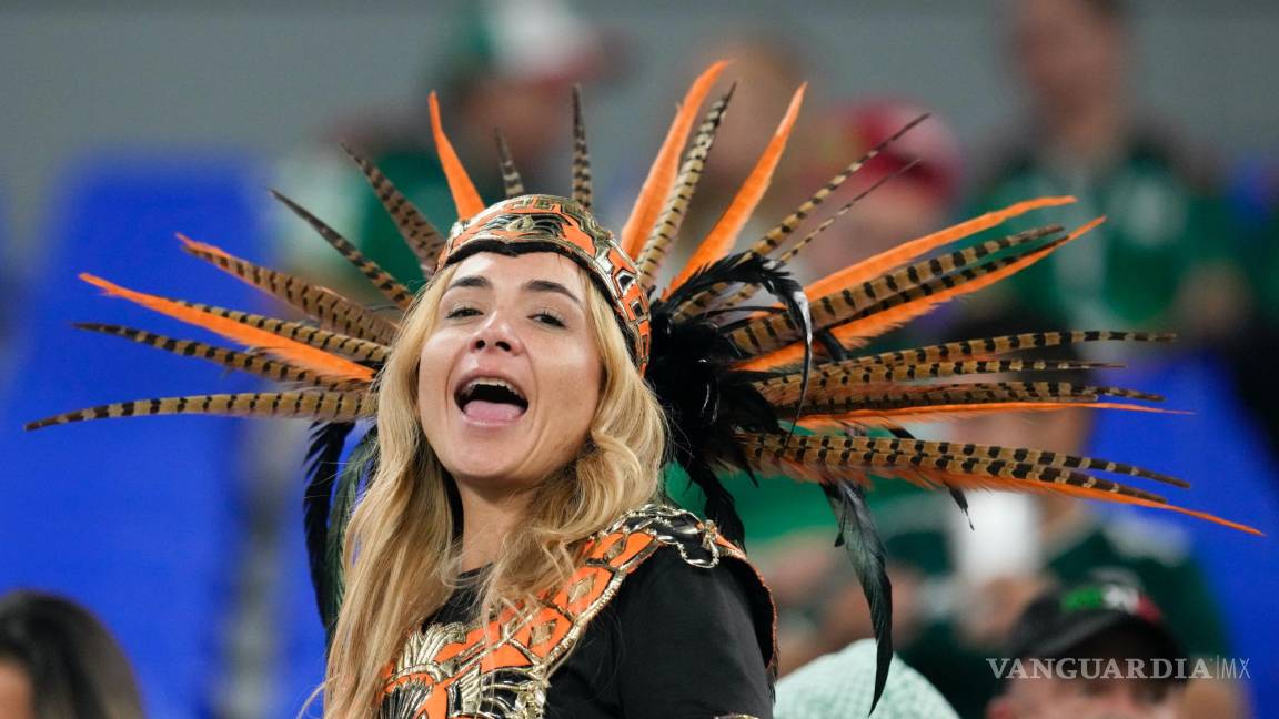 $!Una hincha del equipo de México grita durante los calentamientos antes del partido de entre México y Polonia, en el Estadio 974 en Doha, Qatar.