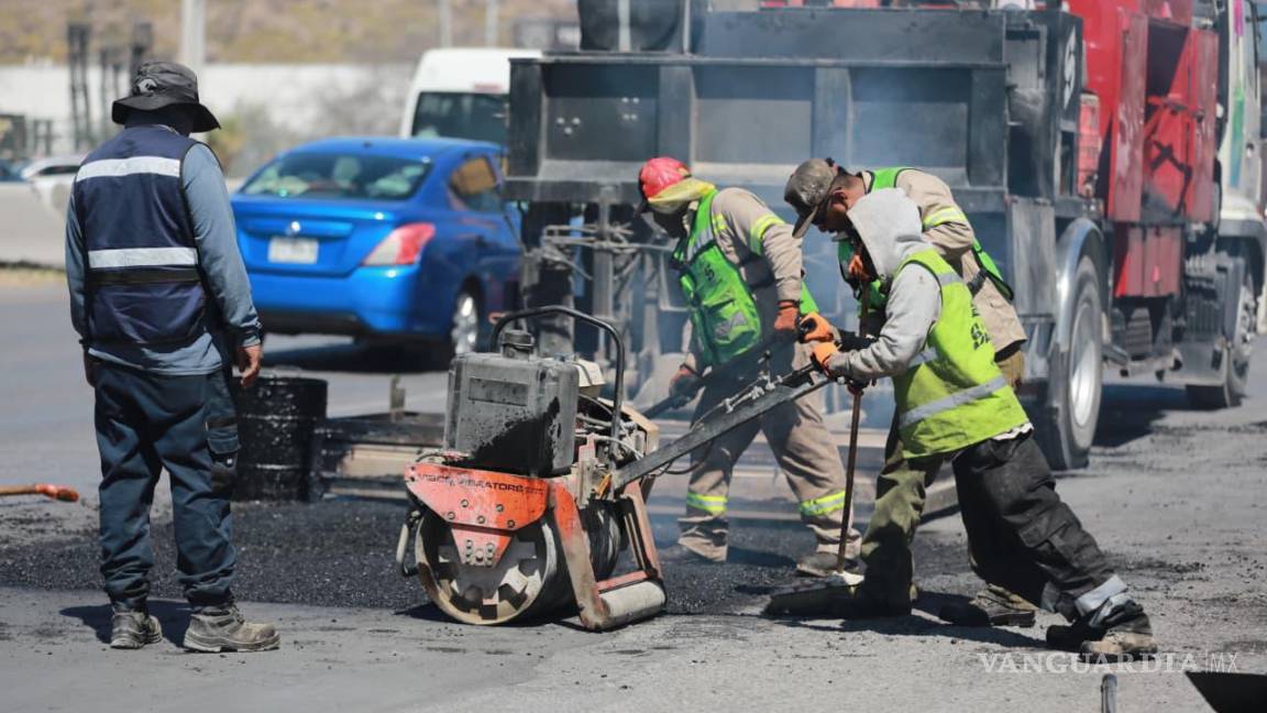 $!Cuadrillas municipales reparan tramos dañados en Misión Cerritos como parte del programa “Colonias al 100”.