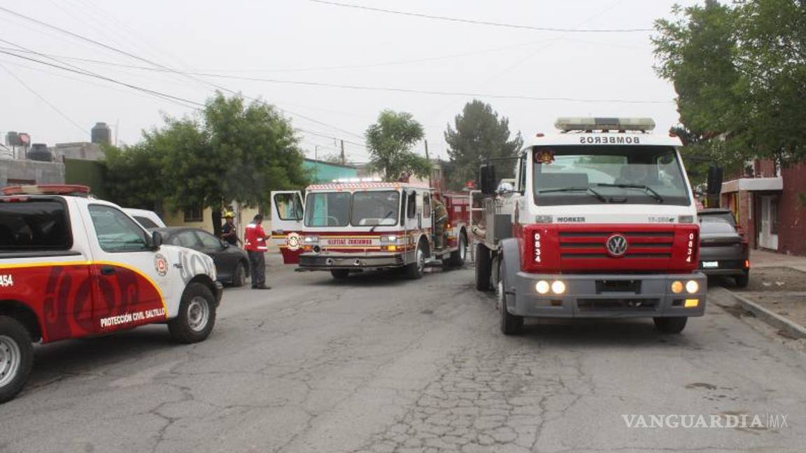 $!Personal de Bomberos acudió de inmediato para sofocar el fuego que amenazaba con extenderse a otras propiedades.