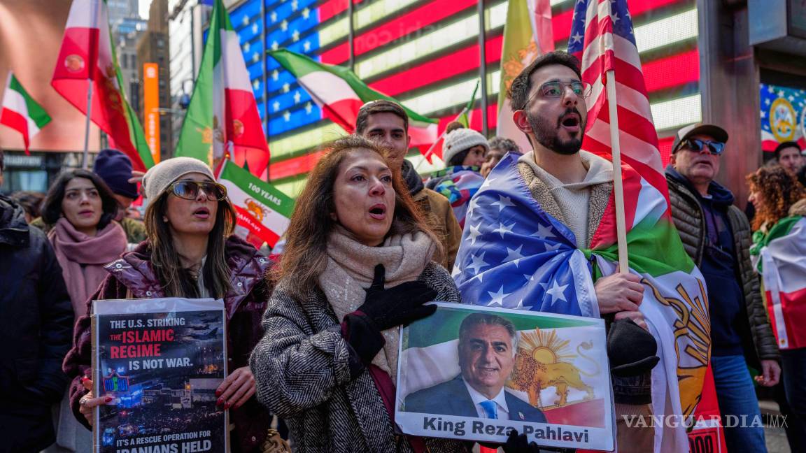 $!La gente canta durante una manifestación en respuesta a los ataques estadounidenses e israelíes contra Irán.