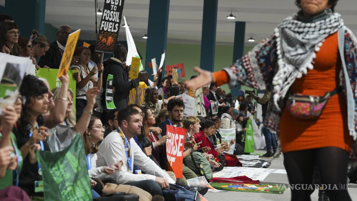 Activistas protestan en la cumbre climática de la ONU; exigen mayores recursos para impulsar energía limpia