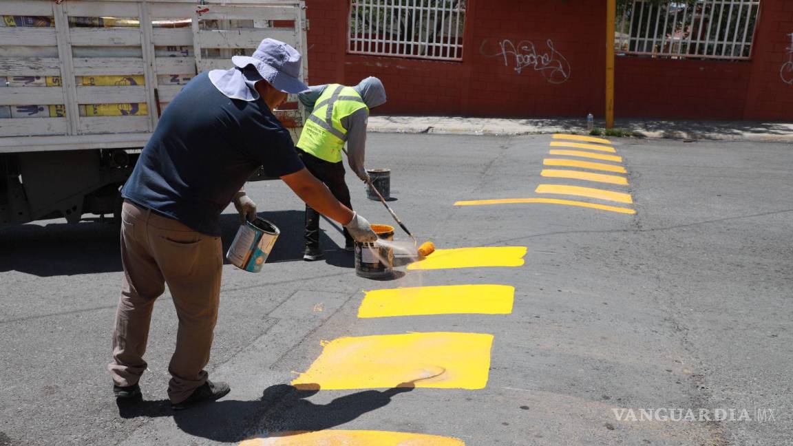 Pintan en Saltillo reductores de velocidad para seguridad de automovilistas